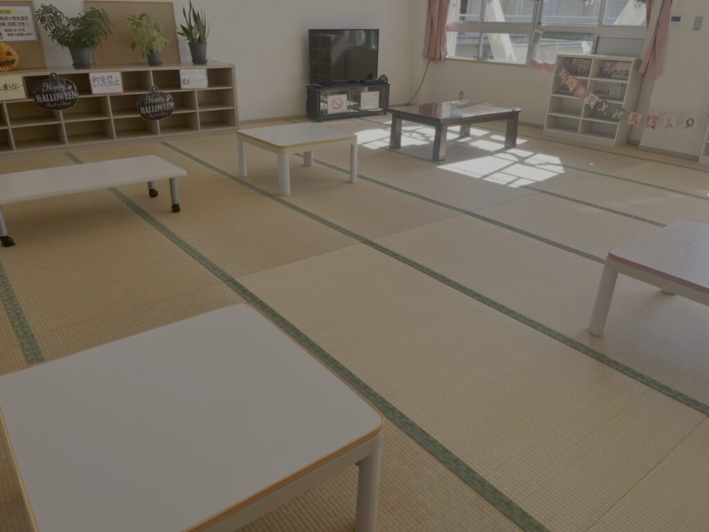TATA-MIは畳が敷き詰められた部屋。畳の良いにおいが漂う。