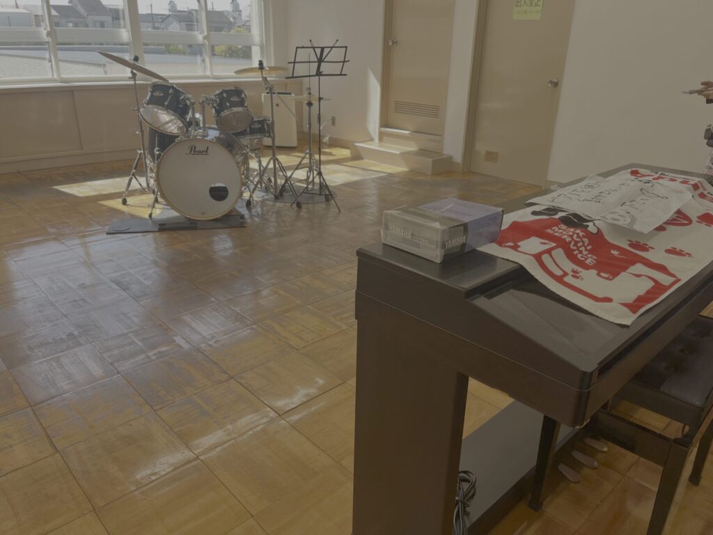 STUDIOにはドラムと電子ピアノが設置され、自由に使うことができる。