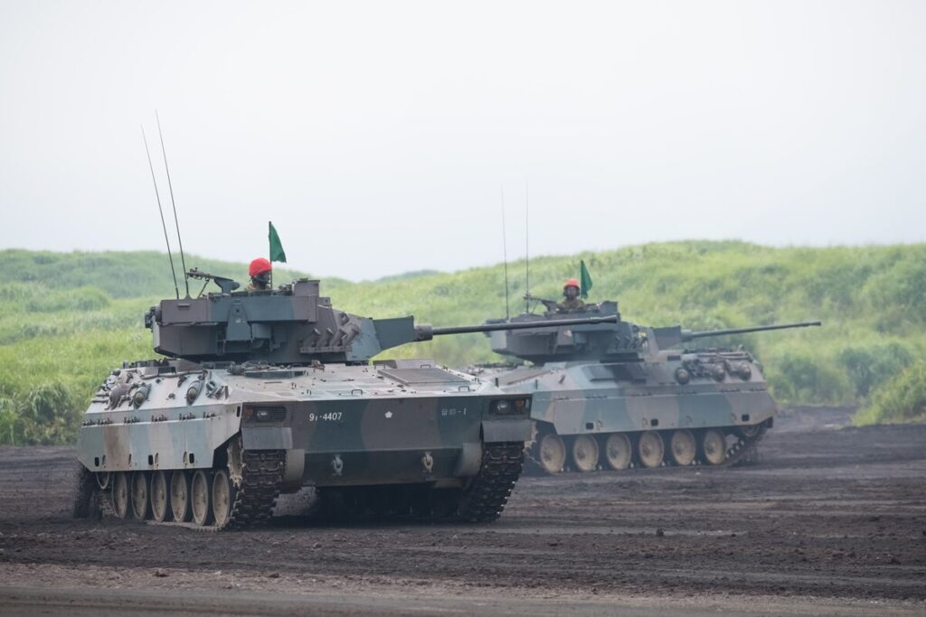 陸上自衛隊の戦車が総合火力演習で走行する様子